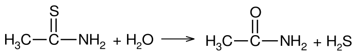 Hydroliza tioacetamidu: H3C-C(=S)-NH2 + H2O -> H3C-C(=O)-NH2 + H2S